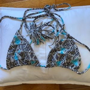 Acacia top. Size small. Triangle top. Adjustable ties.